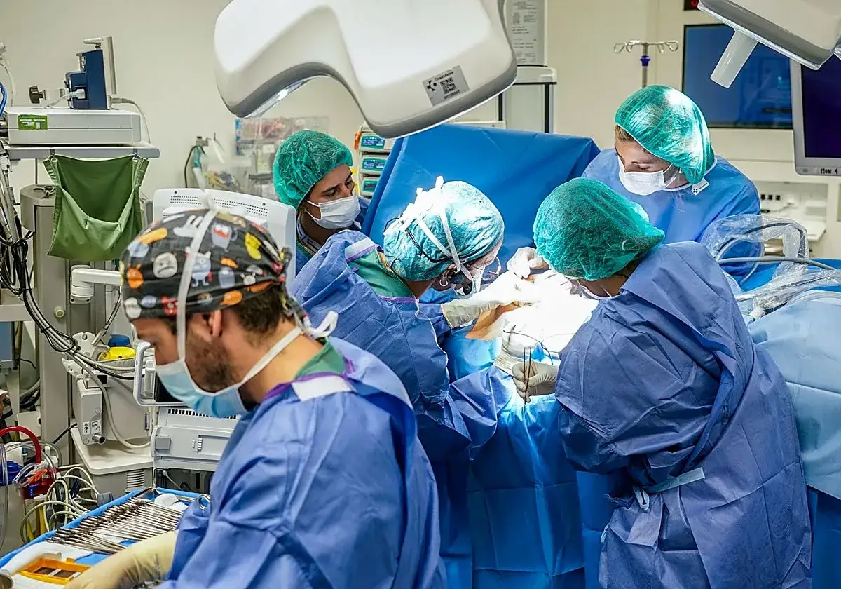 Equipo m&eacute;dico en quir&oacute;fano, trabajando en una intervenci&oacute;n. La bolsa de sanidad de la Comunidad Valenciana garantiza la atenci&oacute;n.