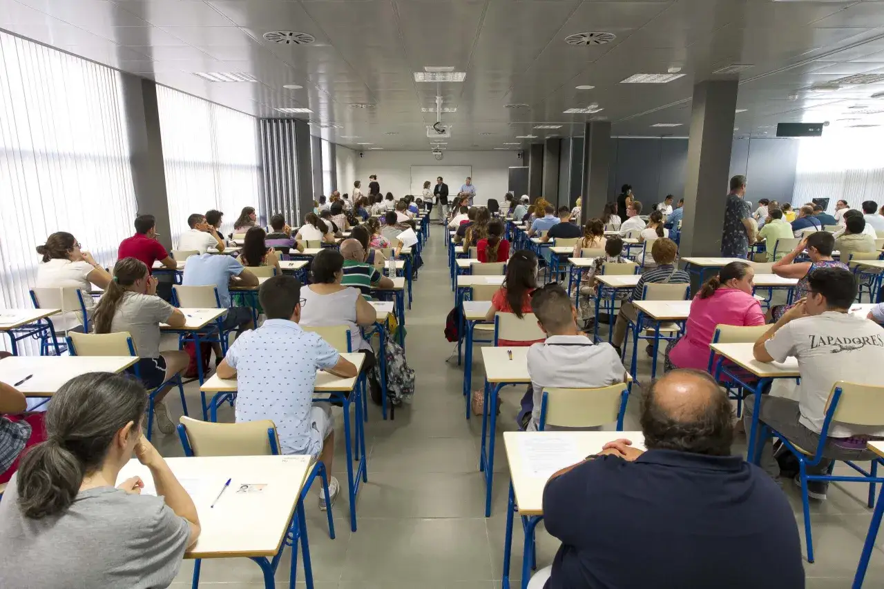 Un aula llena de gente, todos sentados en pupitres, concentrados en sus ex&aacute;menes. Quiz&aacute;s sea una prueba para entender qu&eacute; significa oposici&oacute;n libre.