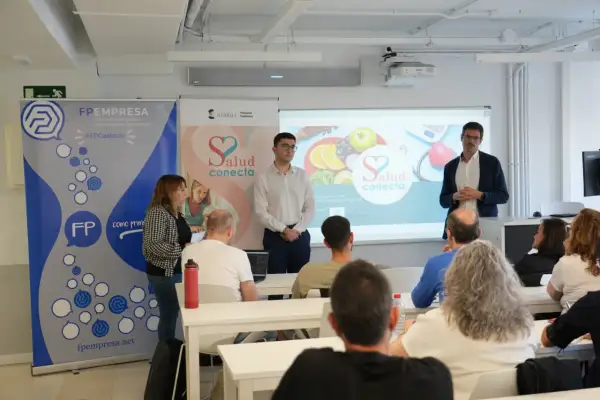 Presentación de cursos de la Universidad Nebrija sobre salud y formación profesional. Ponentes explican el programa a un grupo de asistentes.