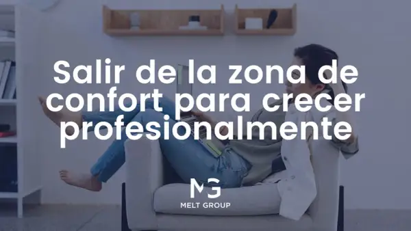 Mujer relajada en un sofá con portátil, reflexionando sobre salir de su zona de confort para crecer profesionalmente.