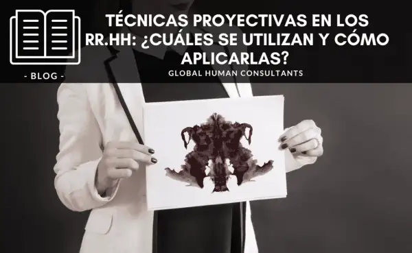 Persona muestra mancha de tinta, ejemplo de técnicas proyectivas en RR.HH. para entender la mente.