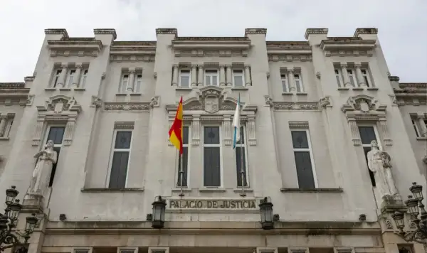 Fachada del Palacio de Justicia, con banderas y estatuas. Un símbolo de la promoción interna justicia.