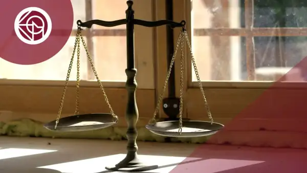 Balanza de la justicia, símbolo de la estabilización y la tramitación procesal.