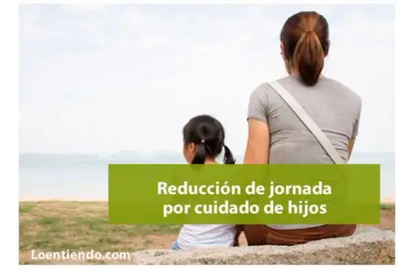 Madre e hija sentadas mirando al mar. El texto indica "Reducción de jornada por cuidado de hijos", sugiriendo un equilibrio entre trabajo y familia.